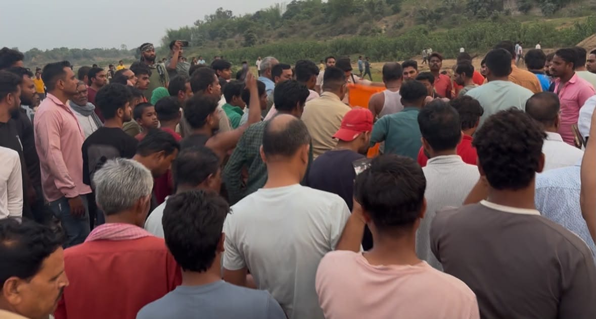 शव को निकालने का प्रयास करते  रेस्क्यू टीम और पुलिस
