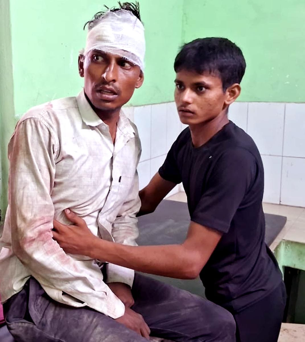 ट्रैक्टर की टक्कर से क्षतिग्रस्त लोडर वाहन। संवाद ट्रैक्टर की टक्कर से क्षतिग्रस्त लोडर वाहन। संवाद