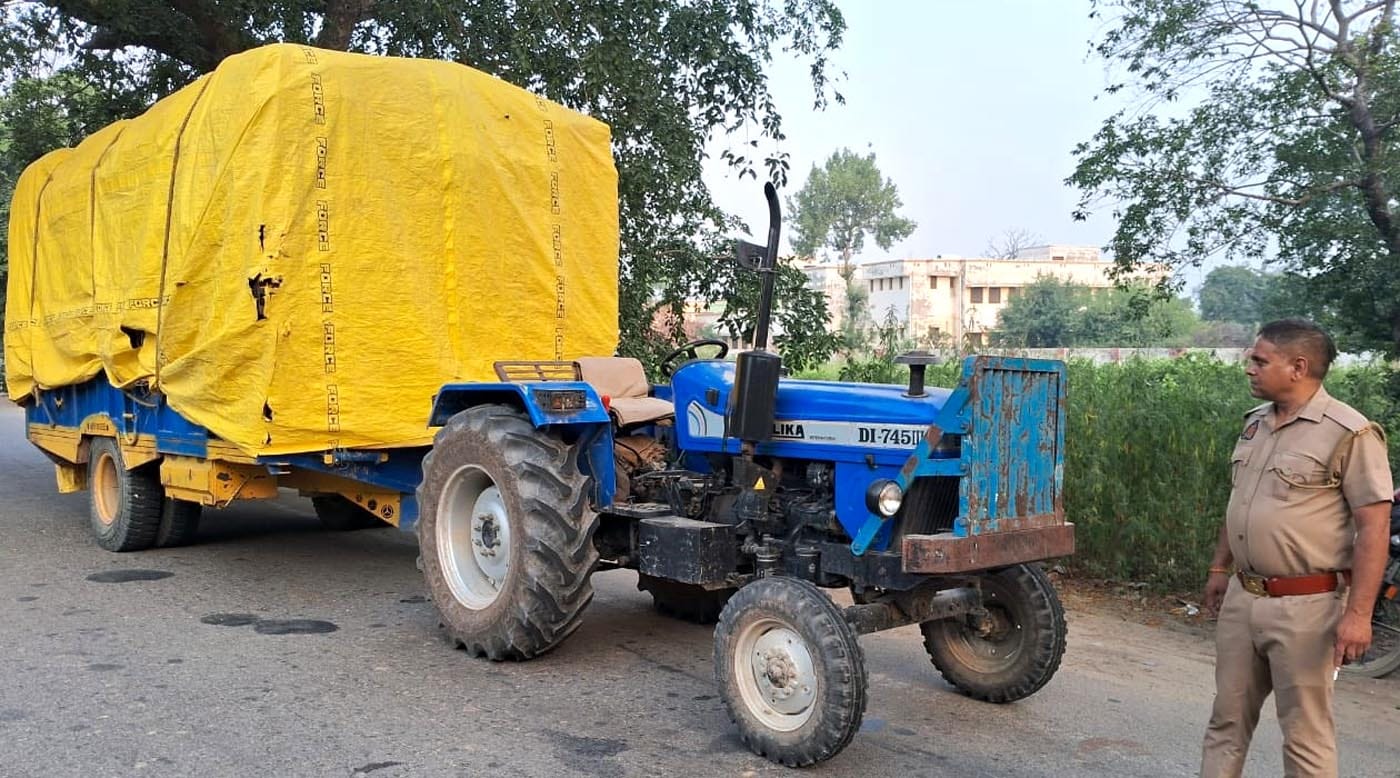 ट्रैक्टर की टक्कर से क्षतिग्रस्त लोडर वाहन। संवाद ट्रैक्टर की टक्कर से क्षतिग्रस्त लोडर वाहन। संवाद