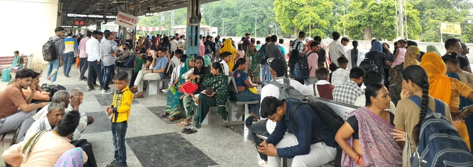 ट्रेन में चढ़ते यात्री। संवाद ट्रेन में चढ़ते यात्री। संवाद
