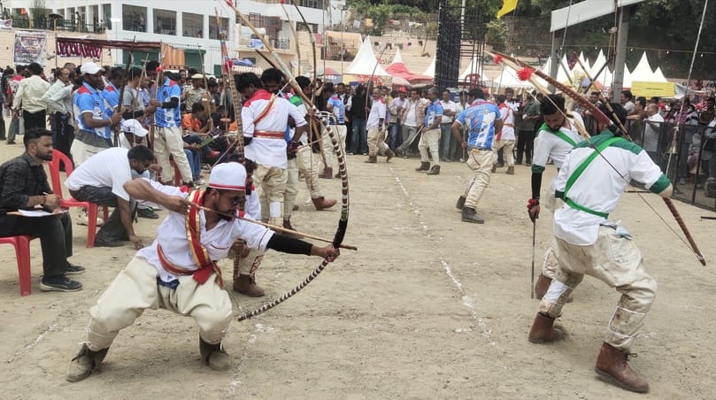 ठोडो मैदान सोलन में पारंपरिक ठोडा प्रतियोगिता में खेलते विभिनन प्रतिभागी। संवाद ठोडो मैदान सोलन में पारंपरिक ठोडा प्रतियोगिता में खेलते विभिनन प्रतिभागी। संवाद