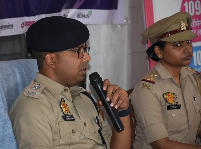 दोस्त पुलिस कार्यक्रम के दाैरान छात्राएं दोस्त पुलिस कार्यक्रम के दाैरान छात्राएं