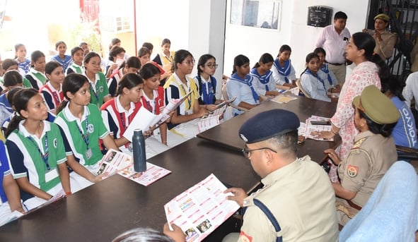 दोस्त पुलिस कार्यक्रम के दाैरान छात्राएं दोस्त पुलिस कार्यक्रम के दाैरान छात्राएं