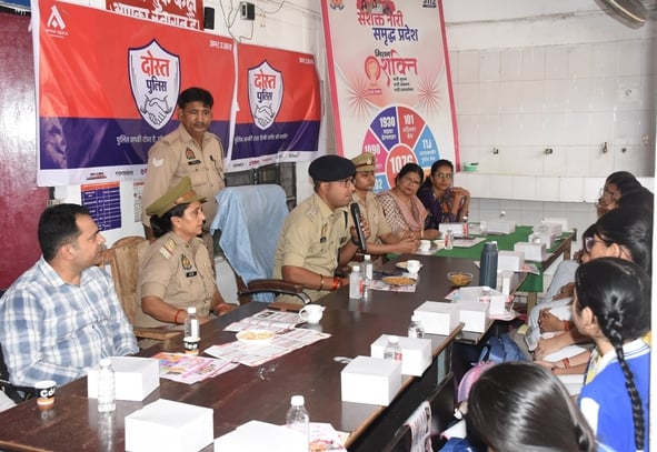 दोस्त पुलिस कार्यक्रम के दाैरान छात्राएं दोस्त पुलिस कार्यक्रम के दाैरान छात्राएं