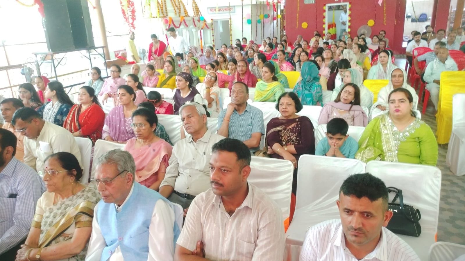 ददाहू के बायरी आश्रम में सिरमौर कला संगम के कार्यक्रम में सम्मानित लोग। संवाद