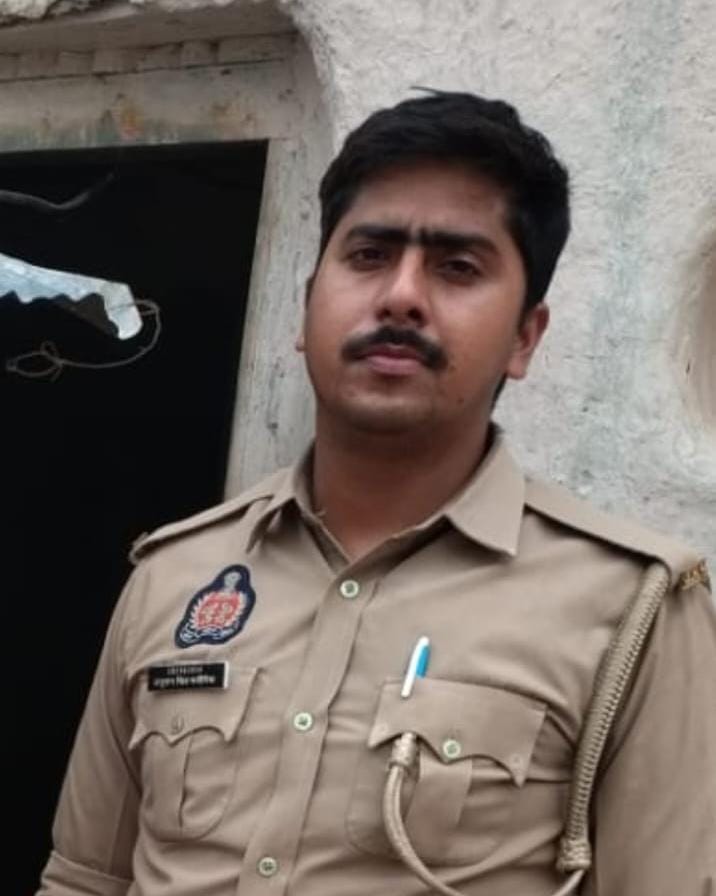 यमुना नदी किनारे खड़े पुलिसकर्मी व लोग। संवाद