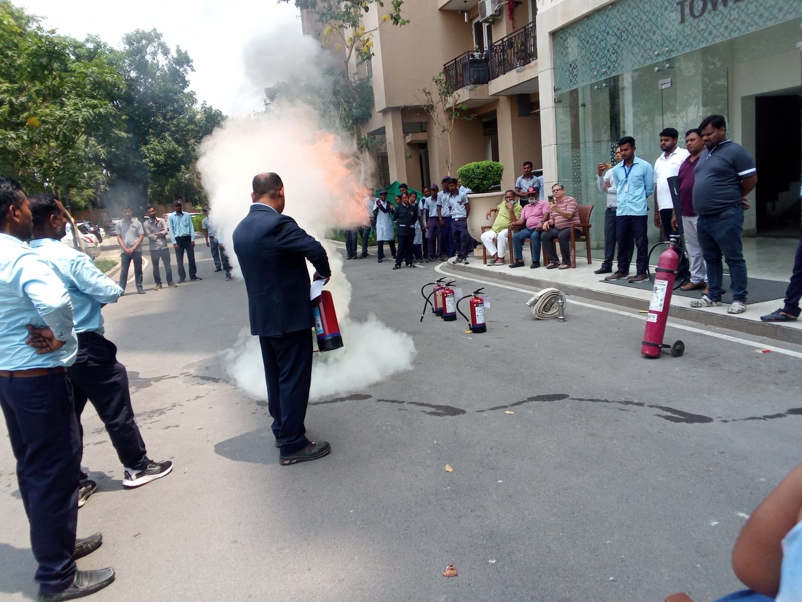 आईआईएम मार्ग स्थित शालीमार गार्डन बे में हुई फायर सेफ्टी मॉकड्रिल आईआईएम मार्ग स्थित शालीमार गार्डन बे में हुई फायर सेफ्टी मॉकड्रिल