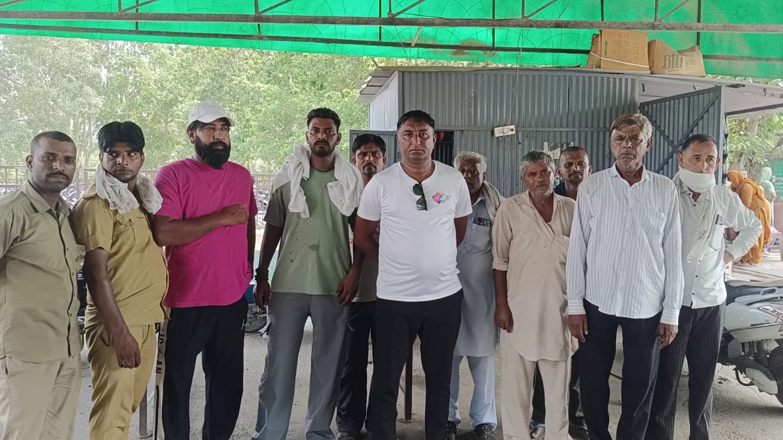 आटो यूनियन के सदस्य बस अड्डा पर बैठक करते हुए। संवाद आटो यूनियन के सदस्य बस अड्डा पर बैठक करते हुए। संवाद