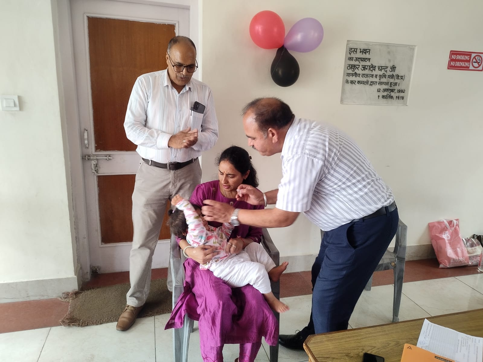 आयुष्मान आरोग्य मंदिर खरबाड़ में बच्चों को पोलियो रोधी दवा पिलाते स्वास्थ्य कर्मी। स्रोत : जागर आयुष्मान आरोग्य मंदिर खरबाड़ में बच्चों को पोलियो रोधी दवा पिलाते स्वास्थ्य कर्मी। स्रोत : जागर