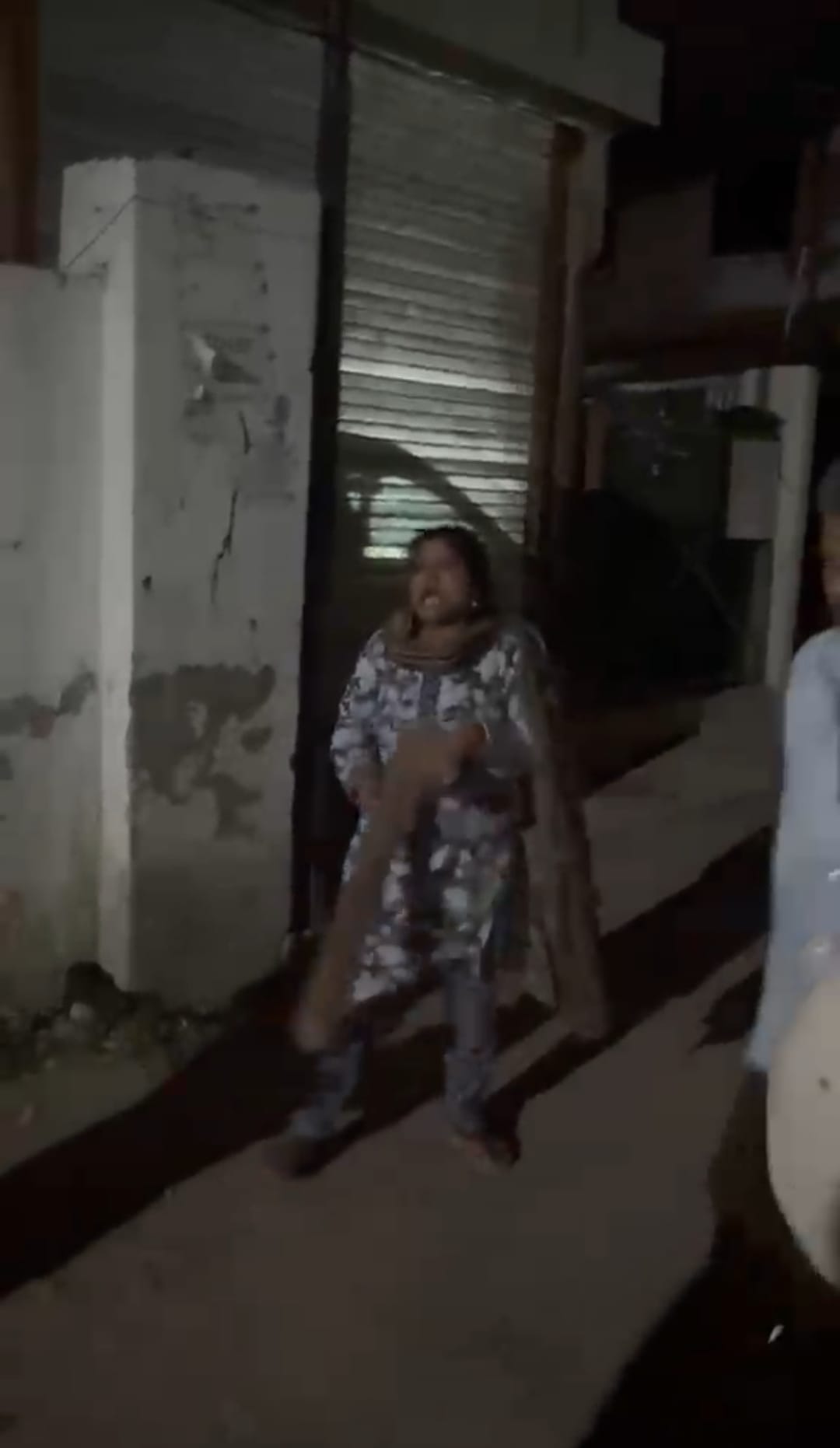 अंबेडकर उपकेंद्र पर जमा उपभोक्ता और वायरल वीडियो में बिजली कर्मियों को मारने के लिए दौड़ाती महि