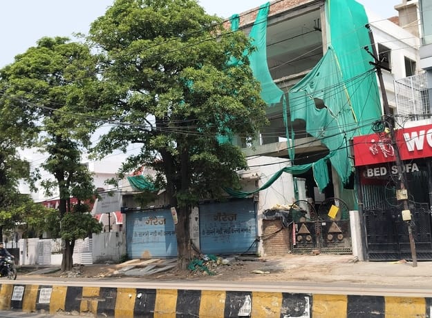 अलीगंज में बन रहीं अवैध बिल्डिंग।