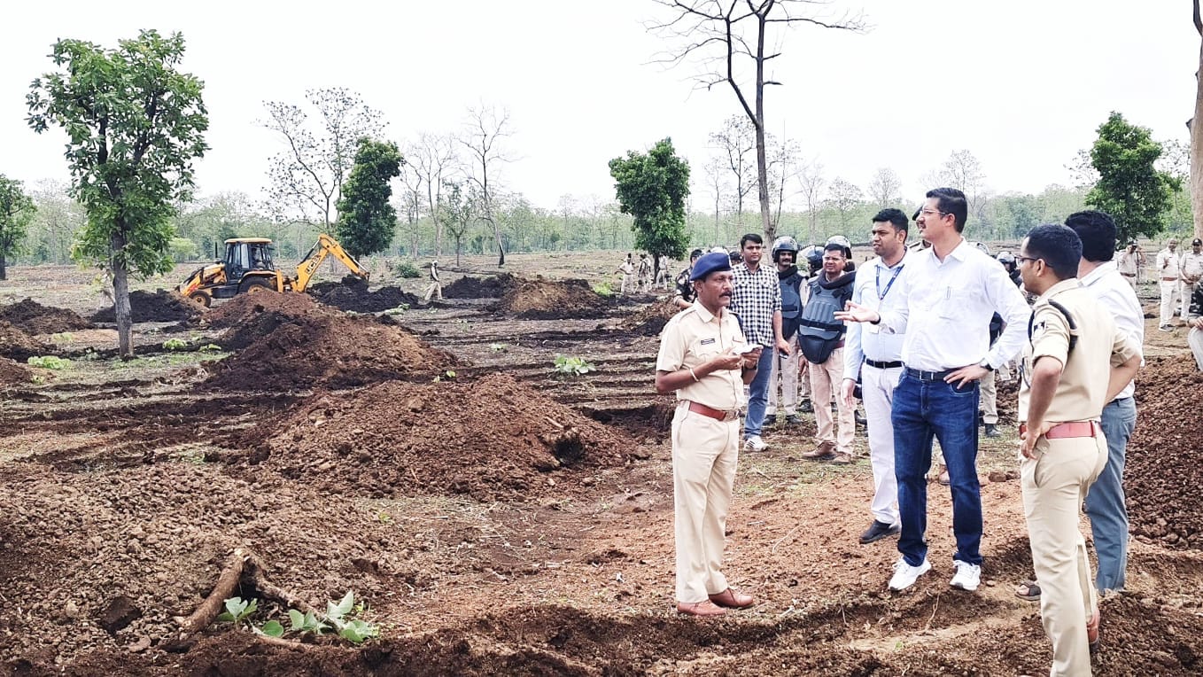 अतिक्रमण हटाने की मेगा कार्रवाई में 105 हेक्टेयर वन भूमि को कराया गया मुक्त