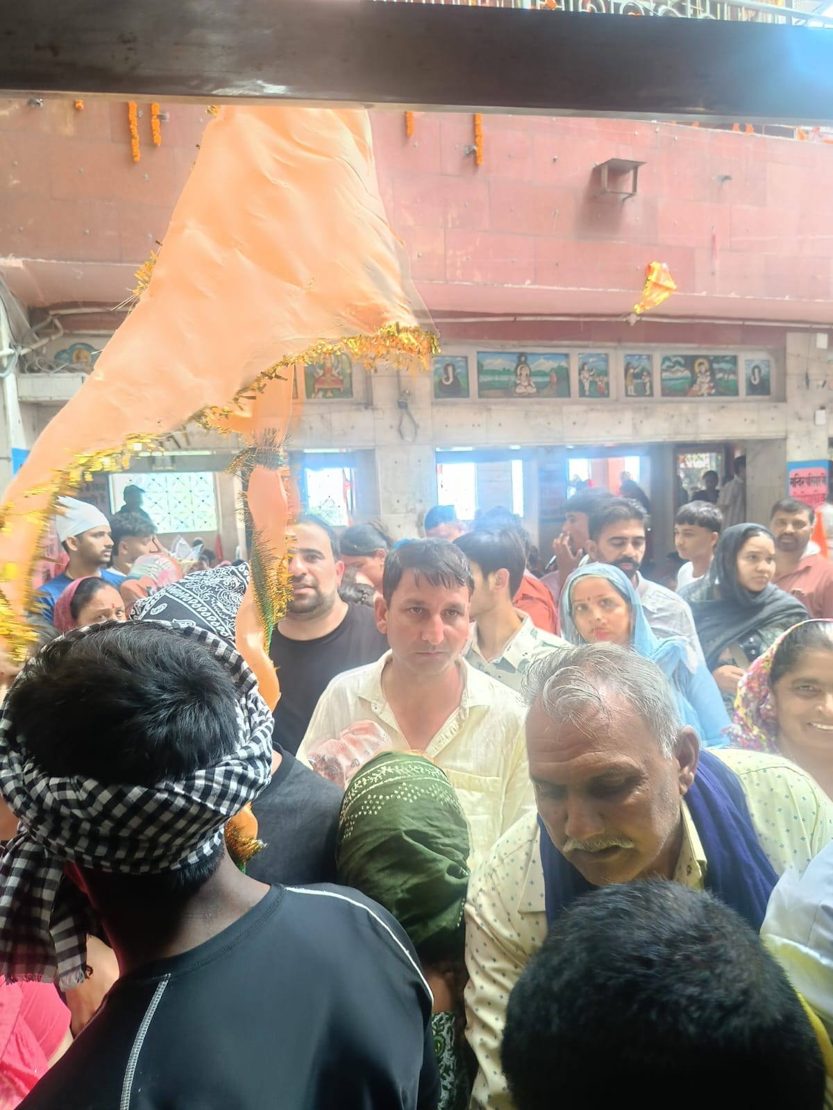 बाबा बालक नाथ मंदिर दियोटसिद्ध में दर्शनों के लिए लगी श्रद्धालुओं की कतारें। संवाद