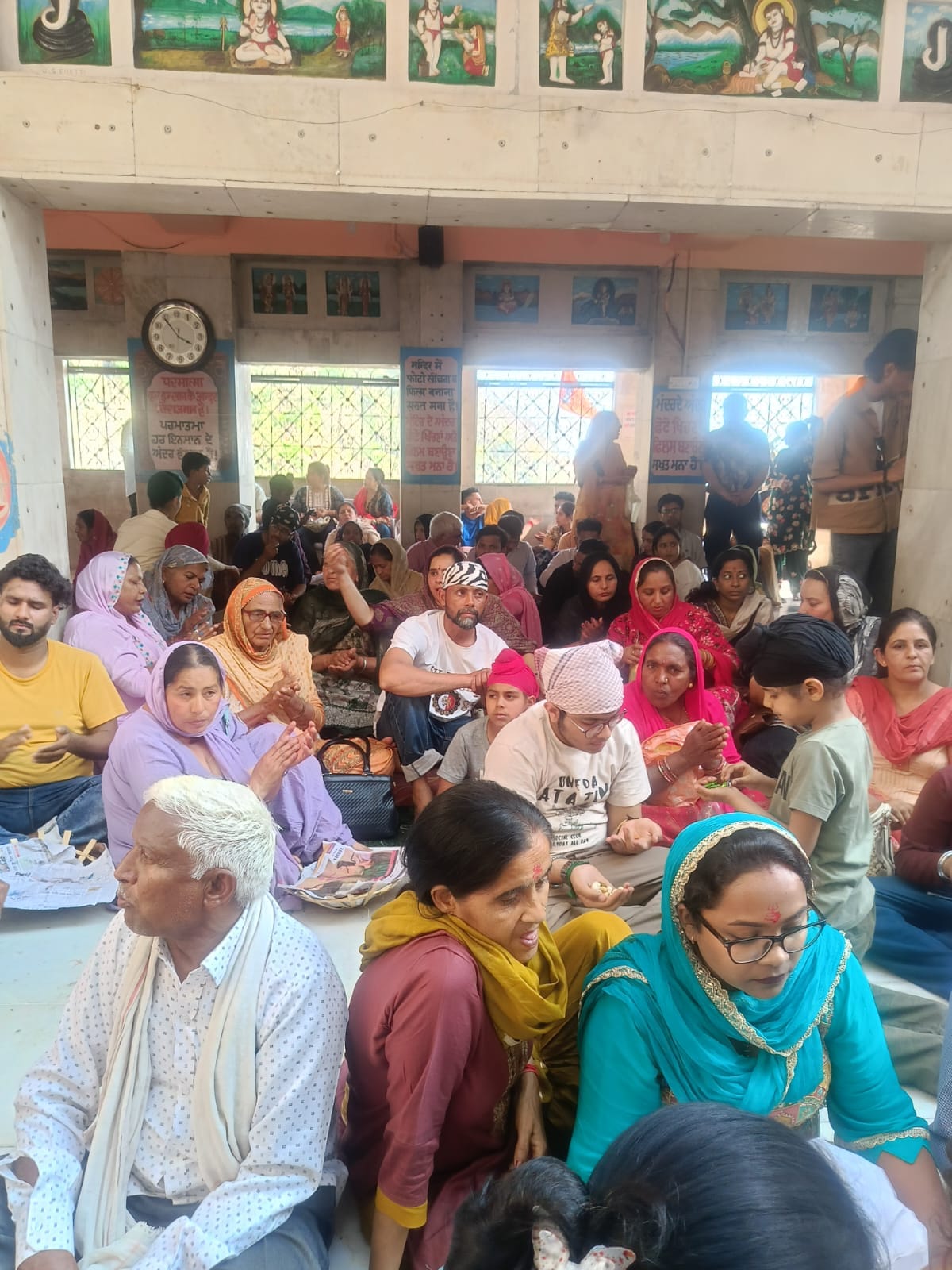 बाबा बालक नाथ मंदिर दियोटसिद्ध में दर्शनों के लिए लगी श्रद्धालुओं की कतारें। संवाद