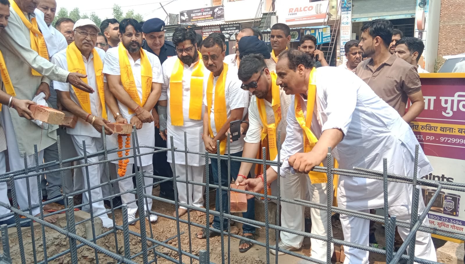बराड़ा में अधोया रोड पर भगवान श्री परशुराम चौक का शिलान्यास करते सांसद। प्रवक्ता बराड़ा में अधोया रोड पर भगवान श्री परशुराम चौक का शिलान्यास करते सांसद। प्रवक्ता