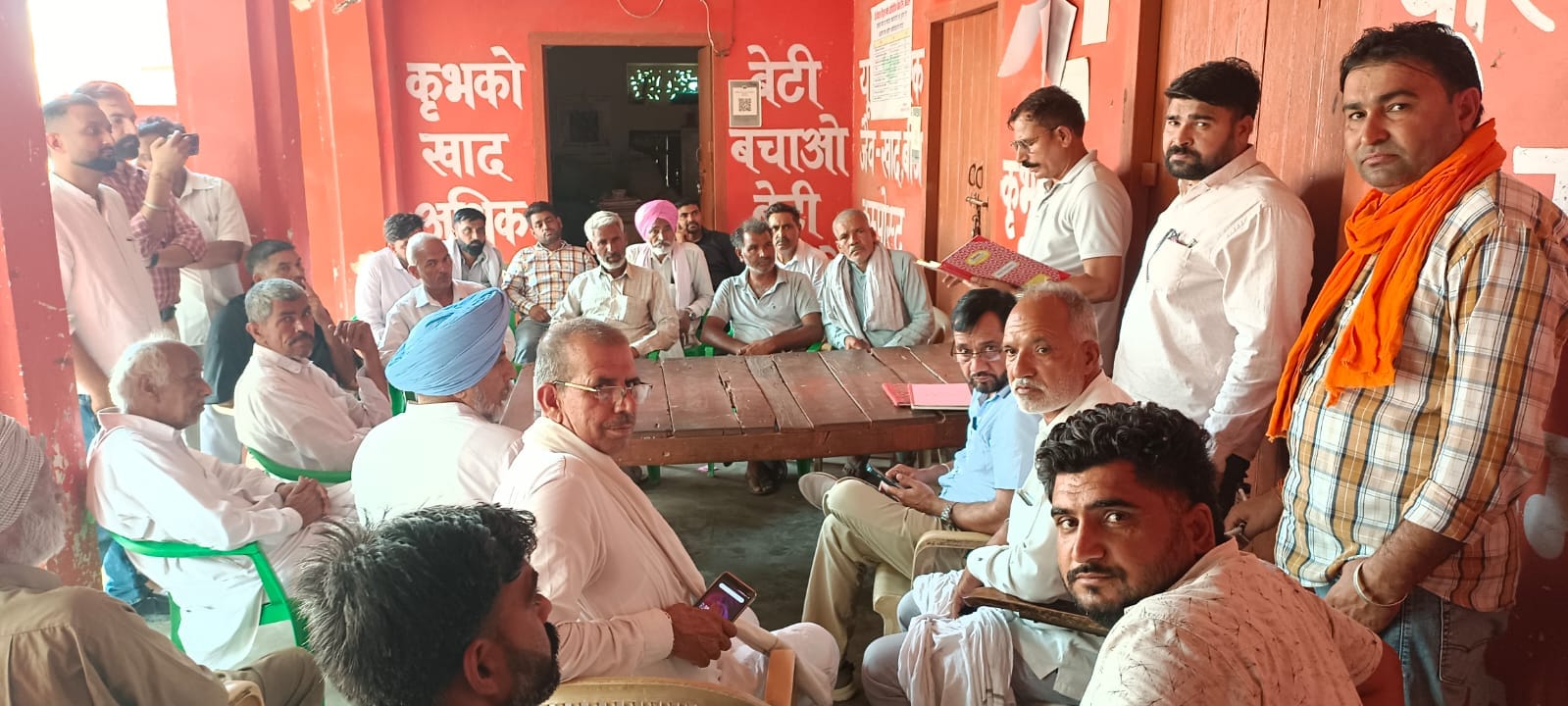 चीका में बैठक में भाग लेते किसान।