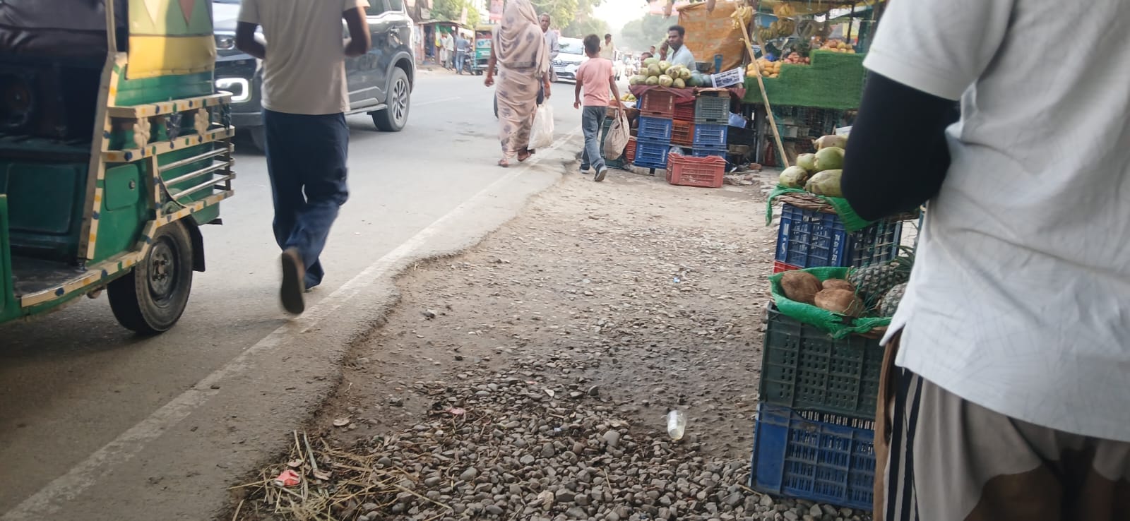 चौड़ीकारण के नाम पर उखड़ी हुई कस्बे की मुख्य सडक स्रोत संवाद