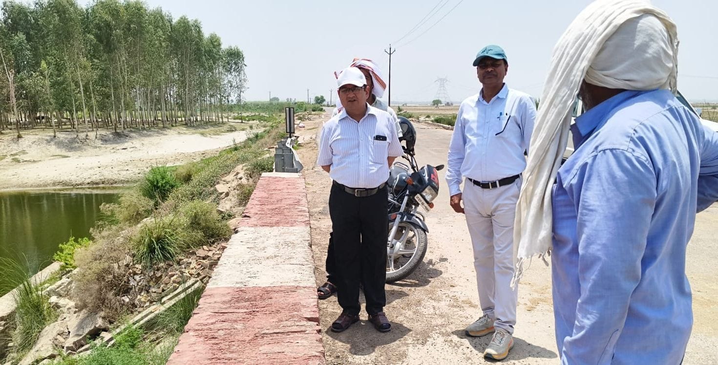 फोटो-1-कटान से क्षतिग्रस्त कालीमिट्टी-शिवराजपुर मार्ग को देखता युवक। संवाद