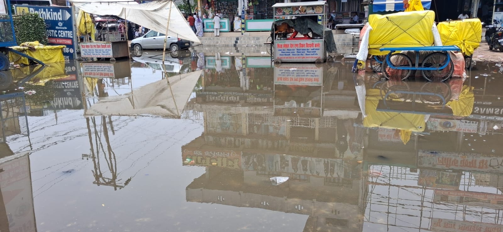 फोटो-18- गैसड़ी क्षेत्र में बारिश के बाद धान की रोपाई करते किसान। संवाद फोटो-18- गैसड़ी क्षेत्र में बारिश के बाद धान की रोपाई करते किसान। संवाद