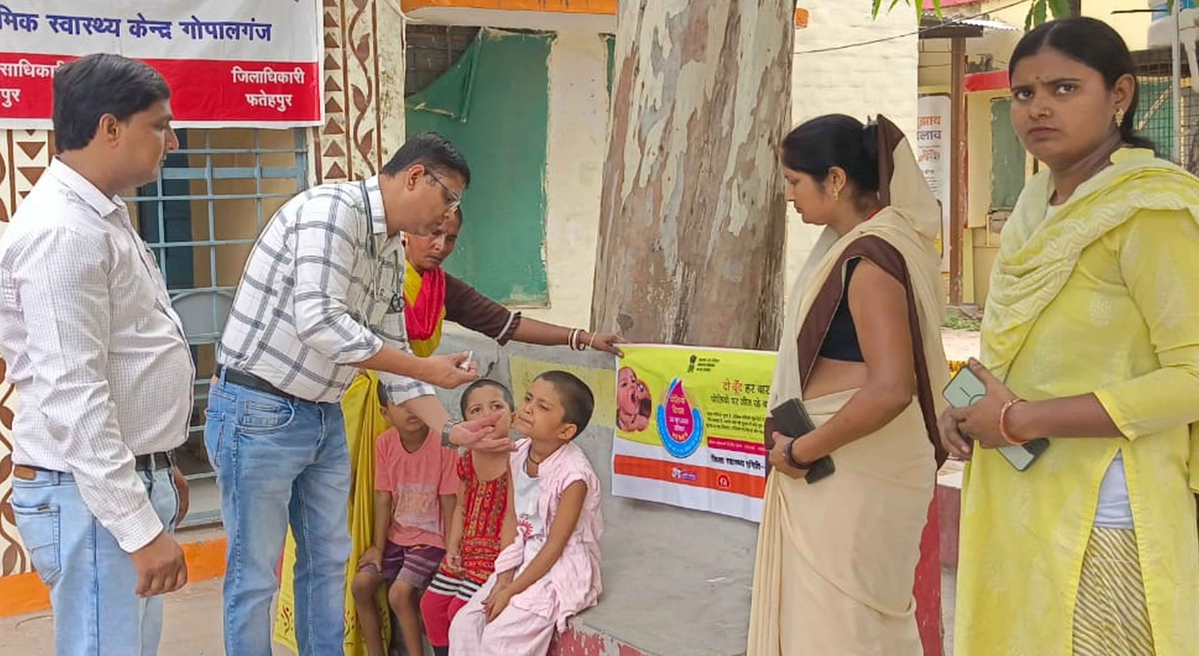 फोटो-24-बच्चों को पोलियो की दवा पिलाते सीएमओ उदयभान सिंह। संवाद