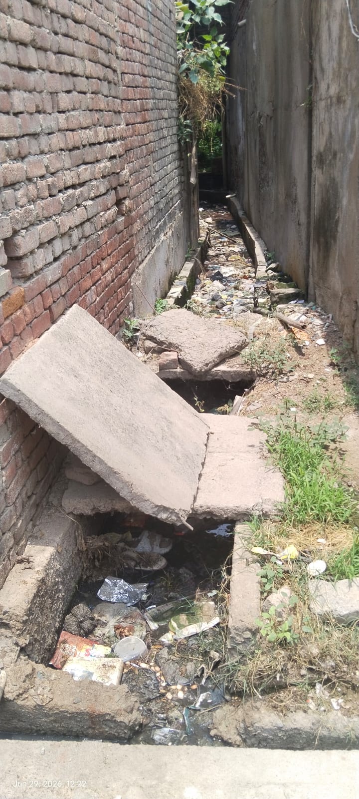 फोटो-29- बिधूना के अछल्दा रोड पर गंदगी से पटा नाला। संवाद