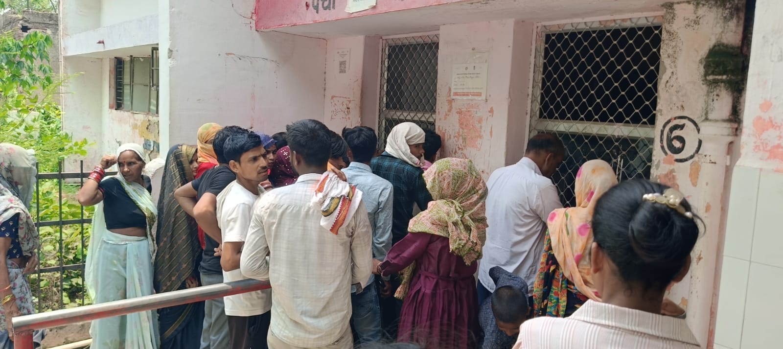 फोटो-40- प्यास बुझाने को अस्पताल के वाटर कूलर पर लगी भीड़।संवाद फोटो-40- प्यास बुझाने को अस्पताल के वाटर कूलर पर लगी भीड़।संवाद