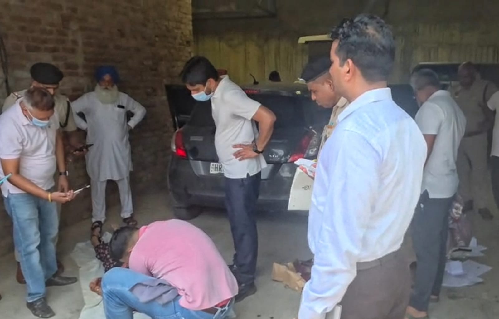 गोबिंदगढ़ गांव स्थित मकान में खड़ी कार में महिला के शव के पास मिला चाकू पुलिस ने कब्जे में लिय