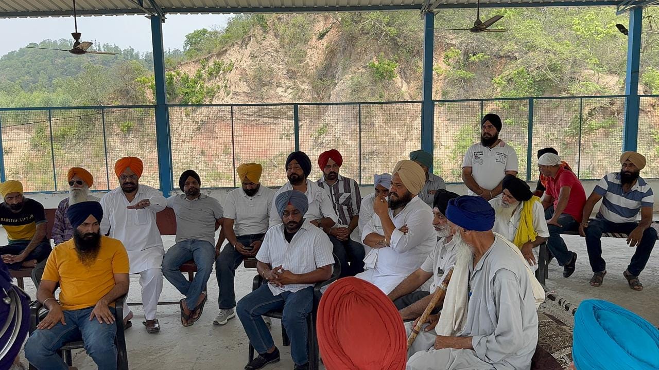 गुरुद्वारा लोहगढ़ साहिब में आयोजित महा पंचायत में मौजूद सिख संगत। आयोजक