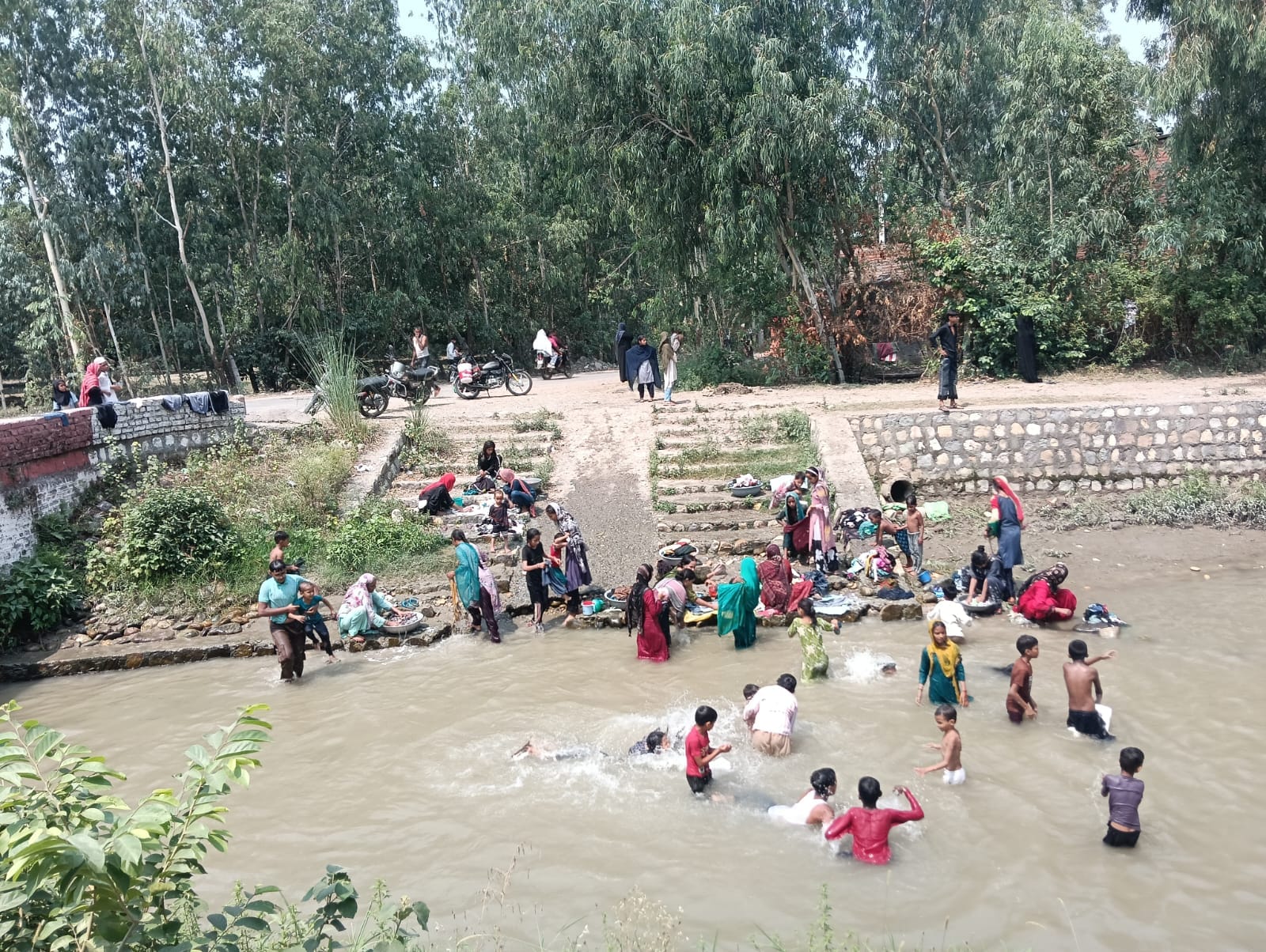 गांव शफीपुर में अधूरा पड़ा जल निगम द्वारा लगाया गया ट्यूबवेल। संवाद