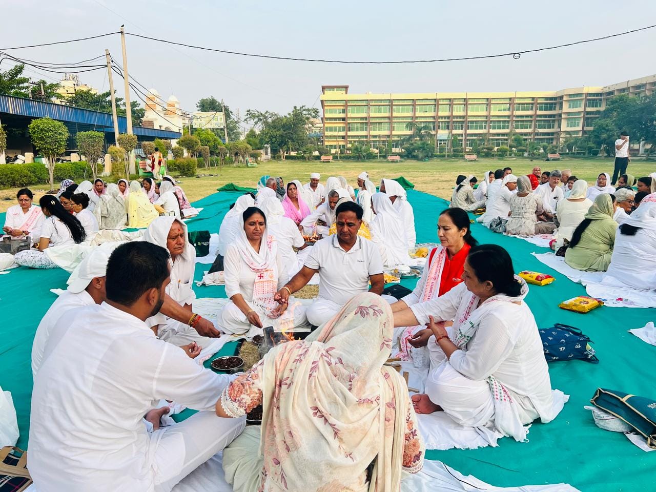 हवन में आहुति डालते योग साधक। स्वयं
