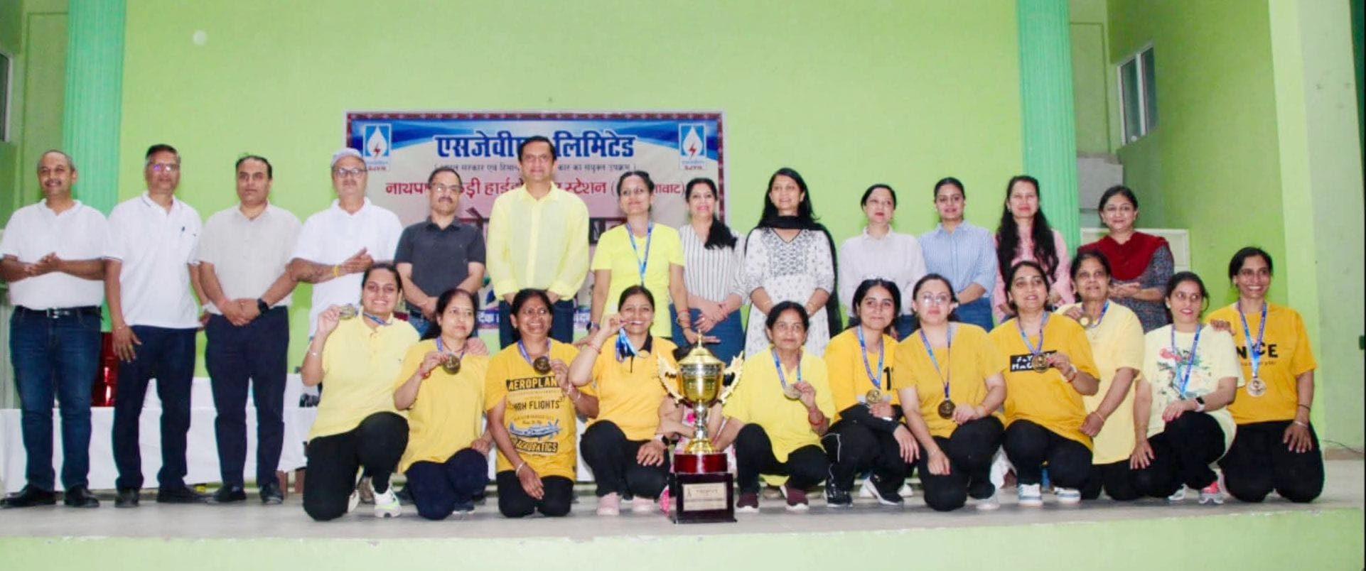 झाकड़ी में आयोजित फुटबाल प्रतियोगिता की विजेता टीम को सम्मानित करते परियोजना प्रमुख राजीव कपूर। झाकड़ी में आयोजित फुटबाल प्रतियोगिता की विजेता टीम को सम्मानित करते परियोजना प्रमुख राजीव कपूर।