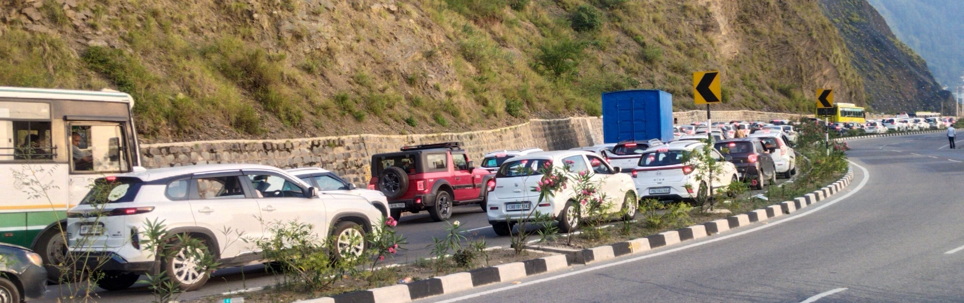 कंडाघाट में जाम के कारण लगी वाहनों की लंबी कतारें। संवाद कंडाघाट में जाम के कारण लगी वाहनों की लंबी कतारें। संवाद