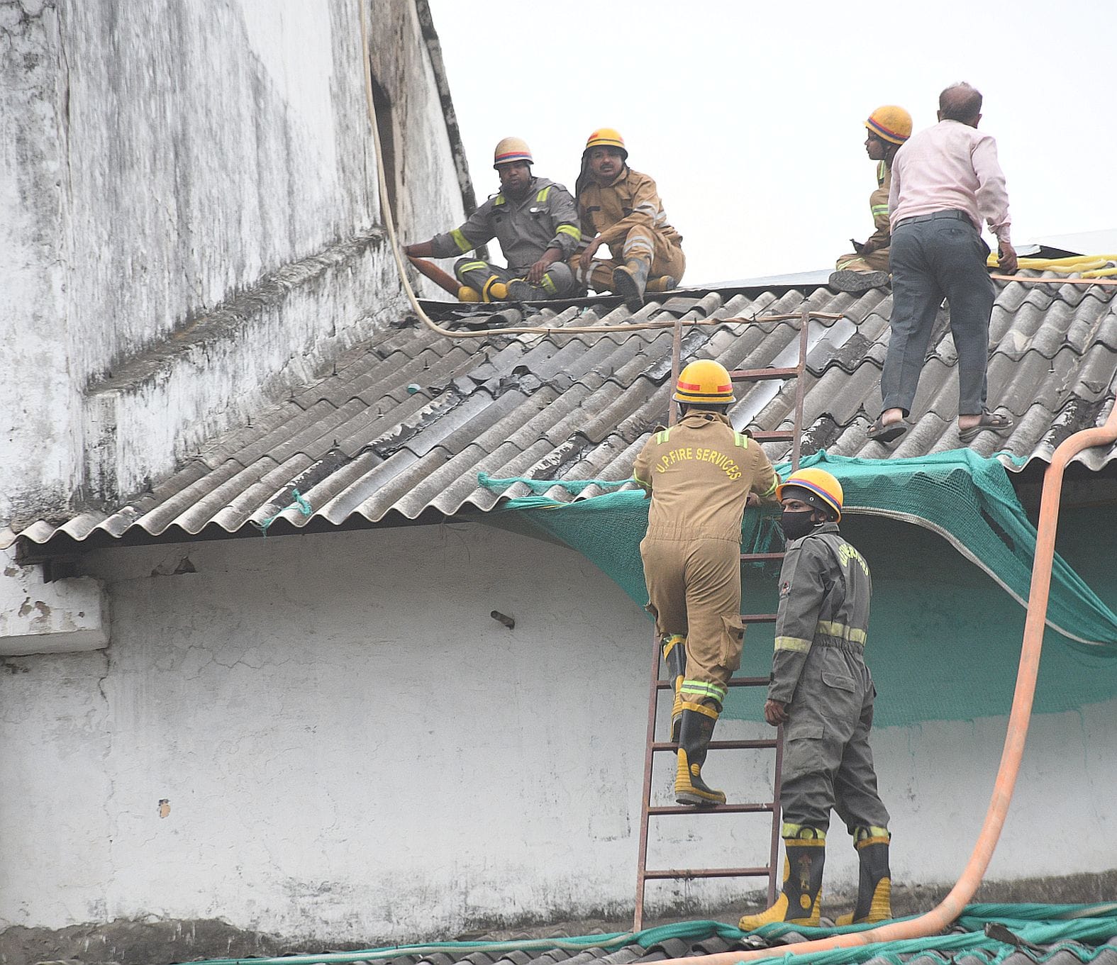 कोल्ड स्टोरेज में लगी आग और मौके पर मौजूद लोग। कोल्ड स्टोरेज में लगी आग और मौके पर मौजूद लोग।