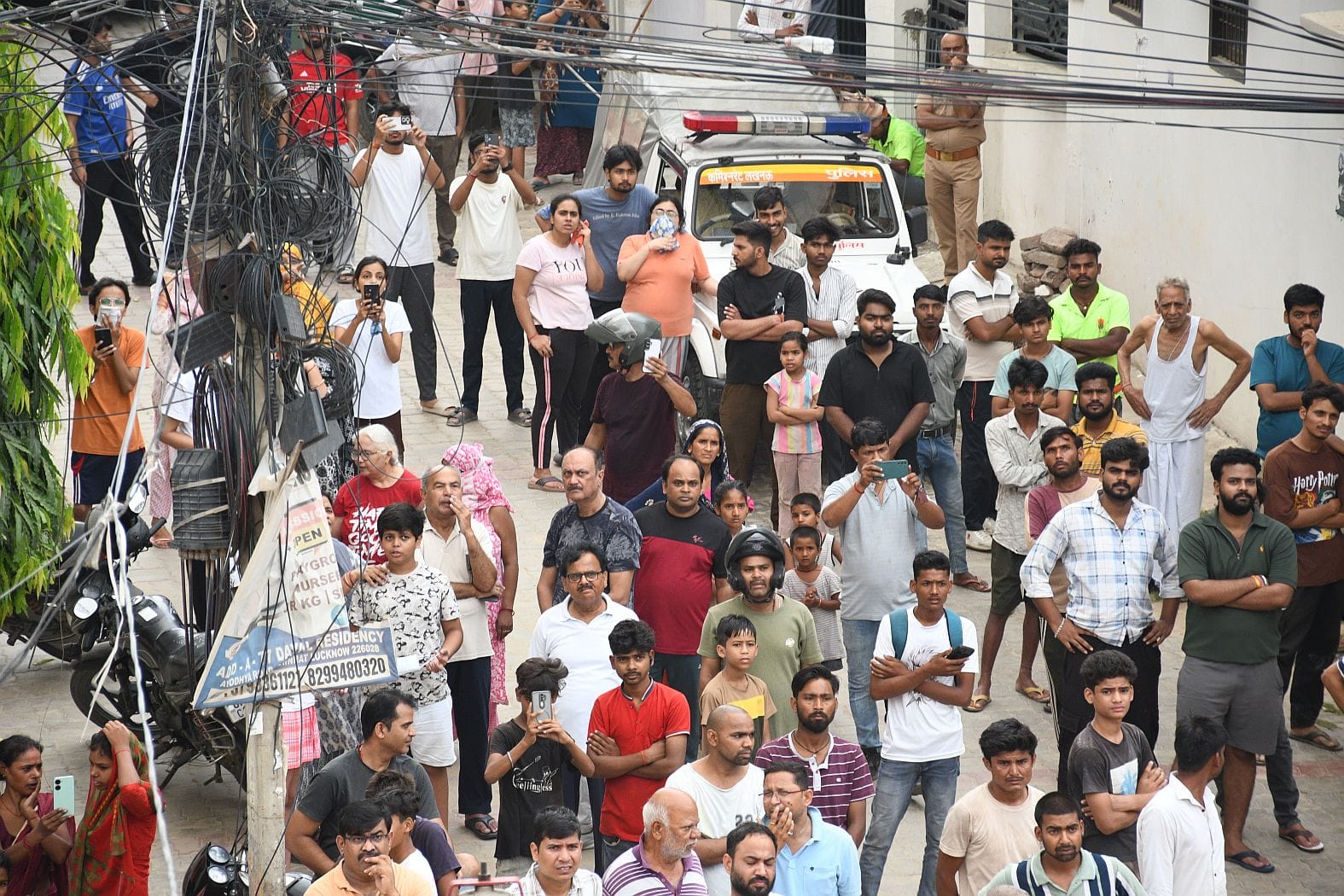 कोल्ड स्टोरेज में लगी आग और मौके पर मौजूद लोग। कोल्ड स्टोरेज में लगी आग और मौके पर मौजूद लोग।
