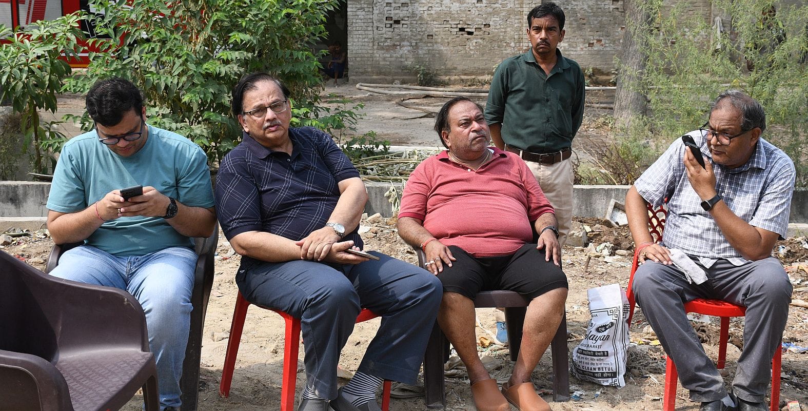 कोल्ड स्टोरेज में लगी आग और मौके पर मौजूद लोग। कोल्ड स्टोरेज में लगी आग और मौके पर मौजूद लोग।