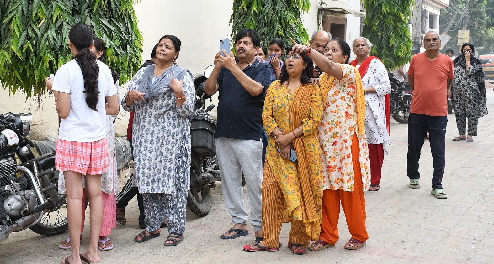 कोल्ड स्टोरेज में लगी आग और मौके पर मौजूद लोग। कोल्ड स्टोरेज में लगी आग और मौके पर मौजूद लोग।