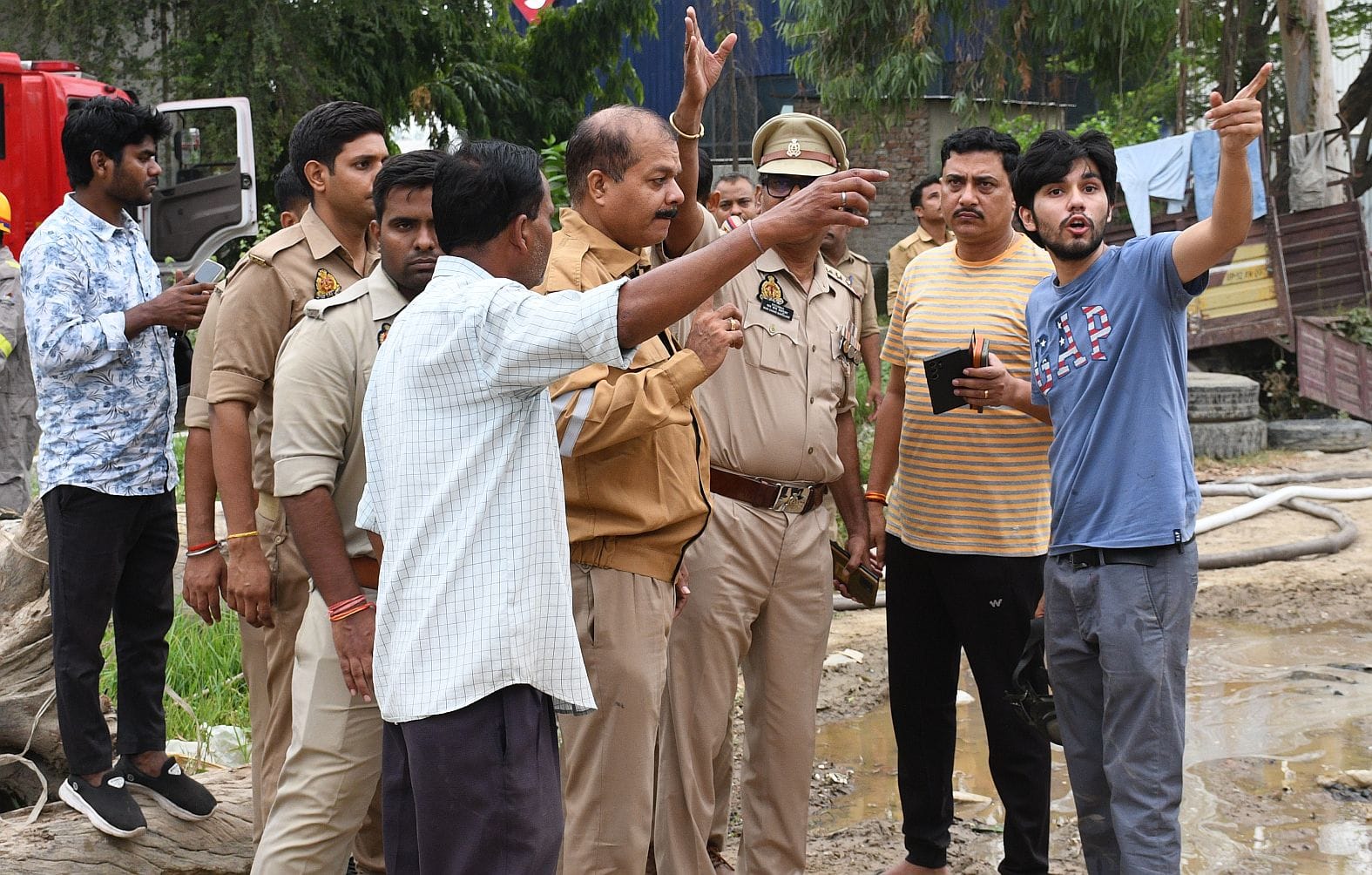 कोल्ड स्टोरेज में लगी आग और मौके पर मौजूद लोग। कोल्ड स्टोरेज में लगी आग और मौके पर मौजूद लोग।