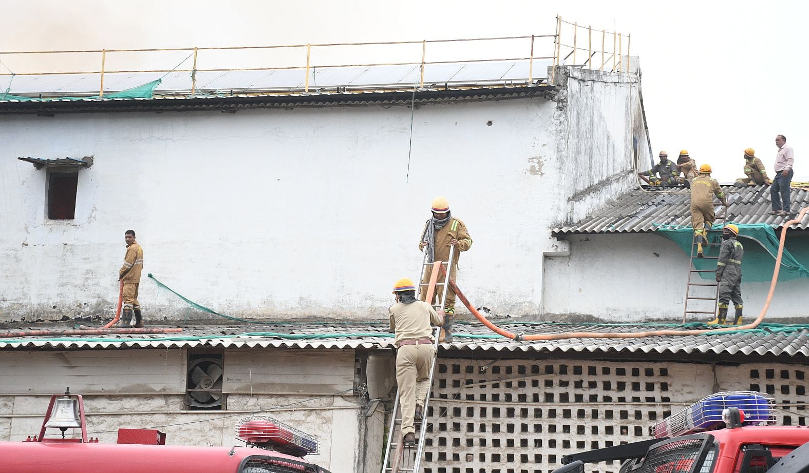 कोल्ड स्टोरेज में लगी आग और मौके पर मौजूद लोग। कोल्ड स्टोरेज में लगी आग और मौके पर मौजूद लोग।