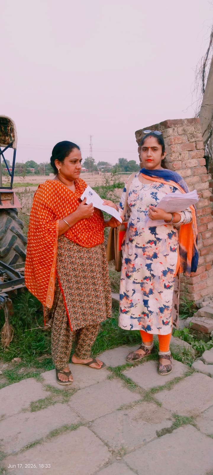 कुरुक्षेत्र। जिला चुनाव कार्यालय में शिकायते देखता कर्मचारी। स्वयं कुरुक्षेत्र। जिला चुनाव कार्यालय में शिकायते देखता कर्मचारी। स्वयं