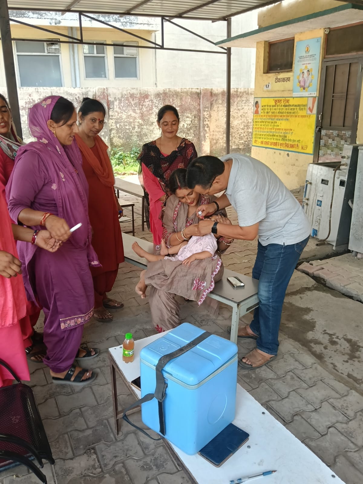क्षेत्रीय अस्पताल सोलन के बूथ पर बच्चे को पोलियो ड्रॉप पिलाती नर्स। संवाद