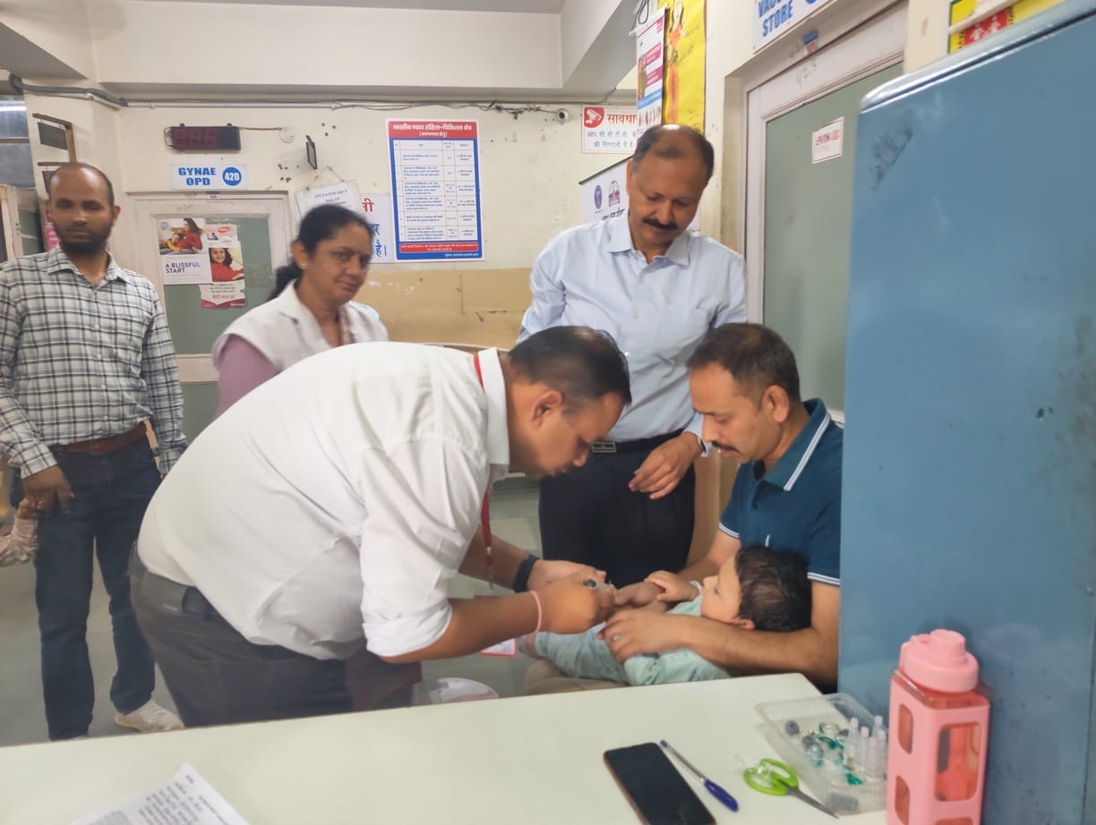 क्षेत्रीय अस्पताल सोलन के बूथ पर बच्चे को पोलियो ड्रॉप पिलाती नर्स। संवाद