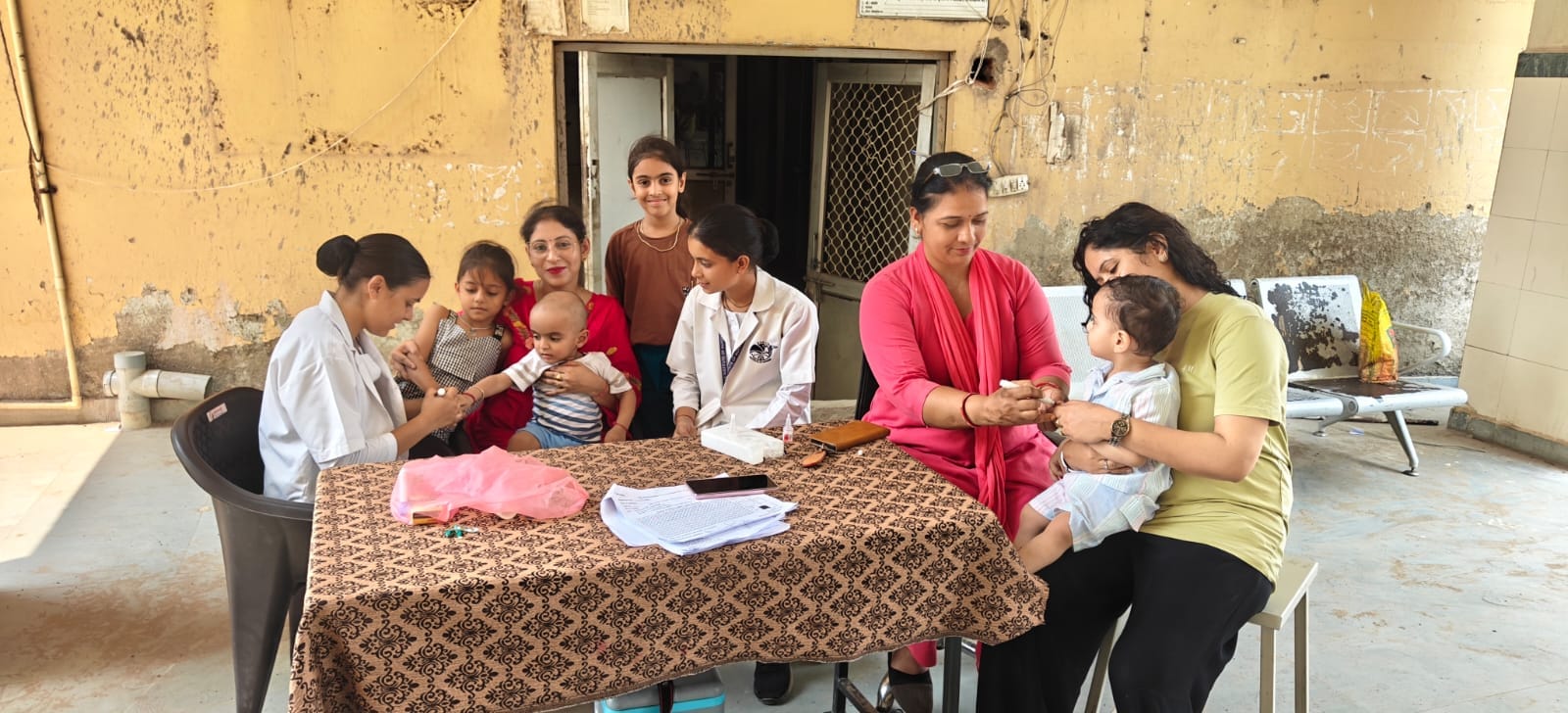 क्षेत्रीय अस्पताल सोलन के बूथ पर बच्चे को पोलियो ड्रॉप पिलाती नर्स। संवाद
