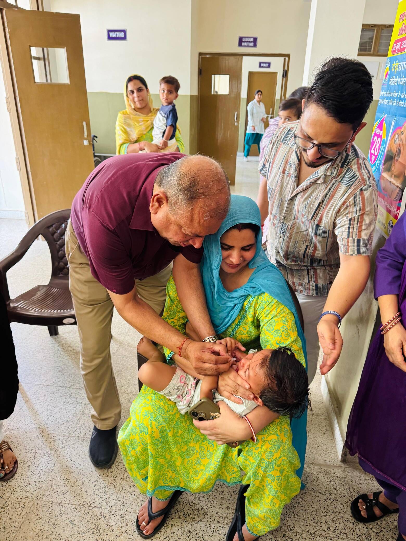 क्षेत्रीय अस्पताल सोलन के बूथ पर बच्चे को पोलियो ड्रॉप पिलाती नर्स। संवाद