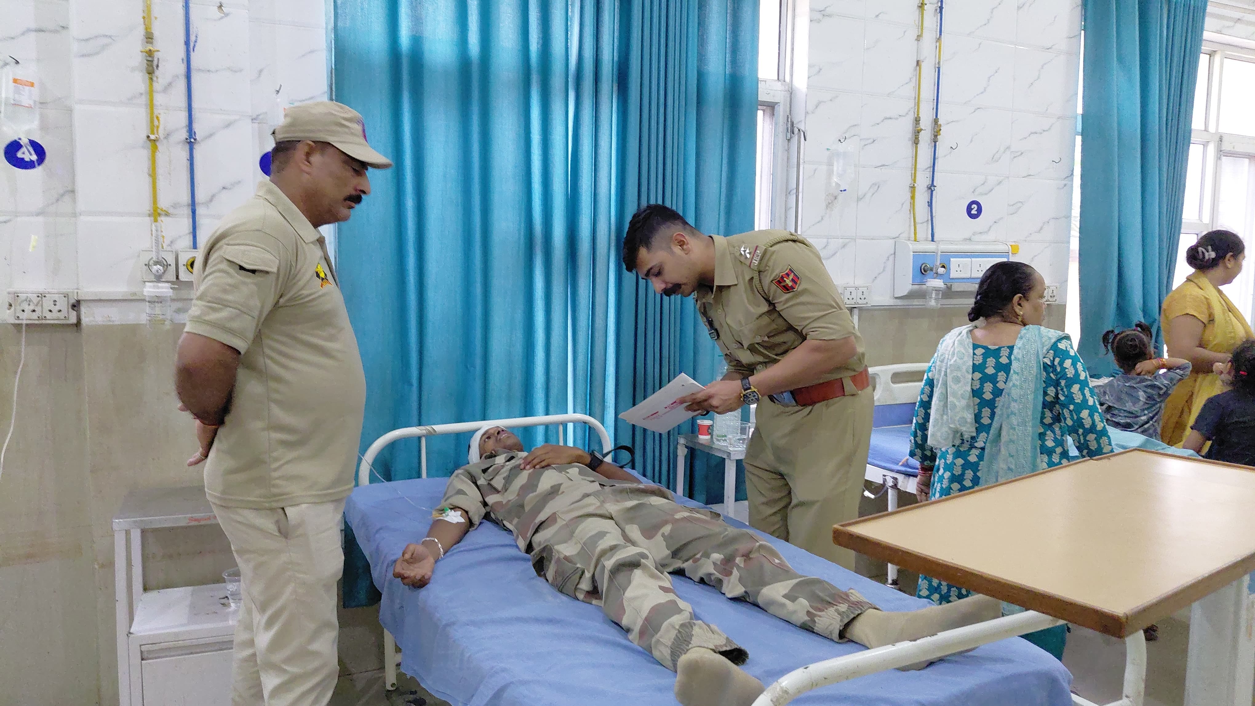 कटड़ा सड़क हादसे के बाद मिनी बस को सीदा कर साइट पर लगाया हुआ   संवाद