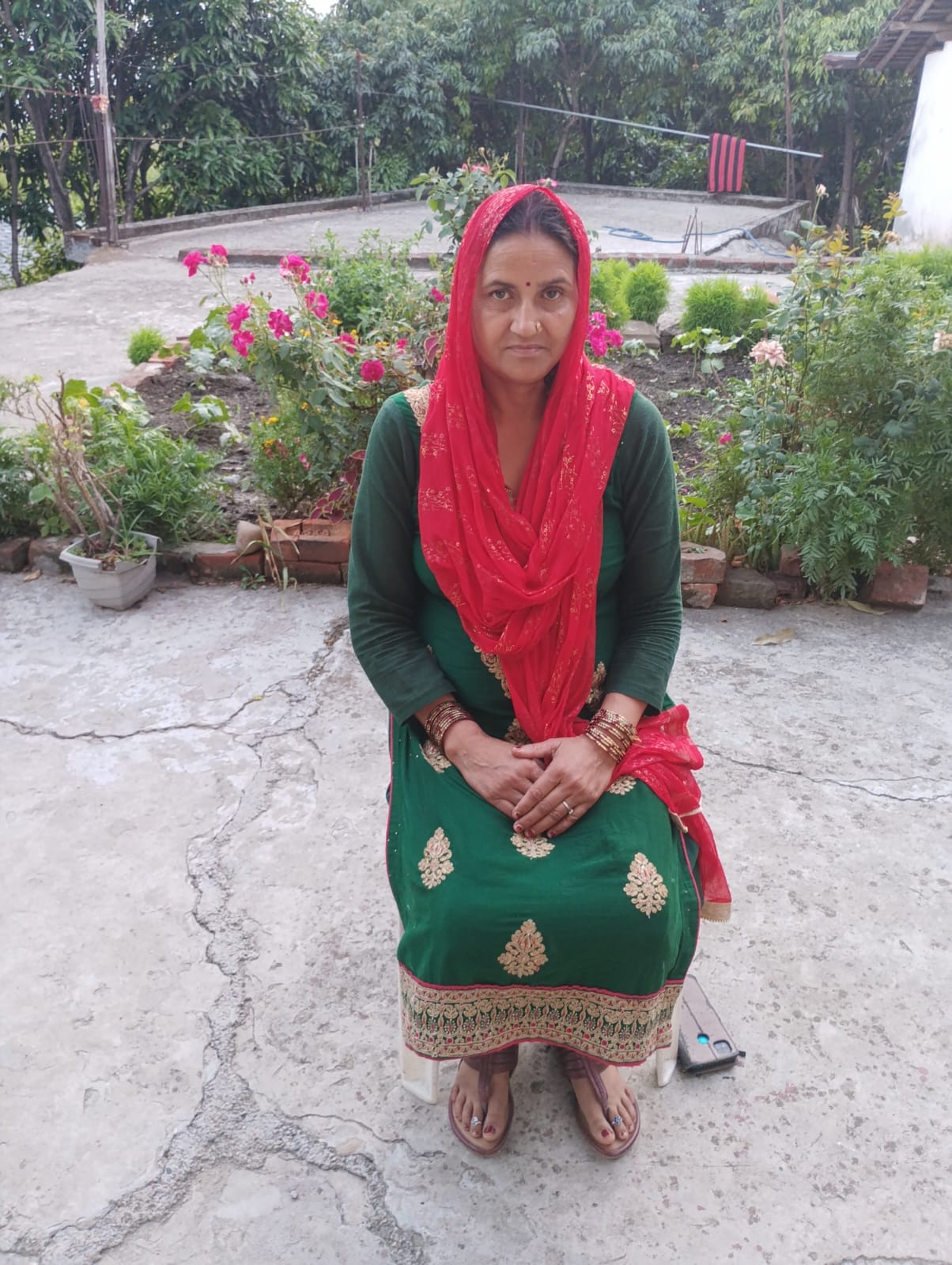 खिलां गांव में भू-स्खलन के कारण धंसी भूमि को दिखाते ग्रामीण। संवाद खिलां गांव में भू-स्खलन के कारण धंसी भूमि को दिखाते ग्रामीण। संवाद