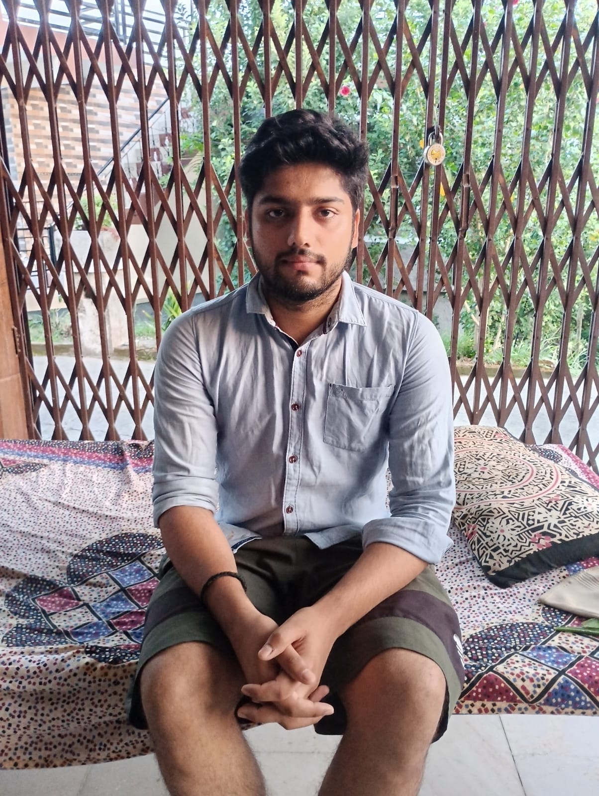 खिलां गांव में भू-स्खलन के कारण धंसी भूमि को दिखाते ग्रामीण। संवाद खिलां गांव में भू-स्खलन के कारण धंसी भूमि को दिखाते ग्रामीण। संवाद