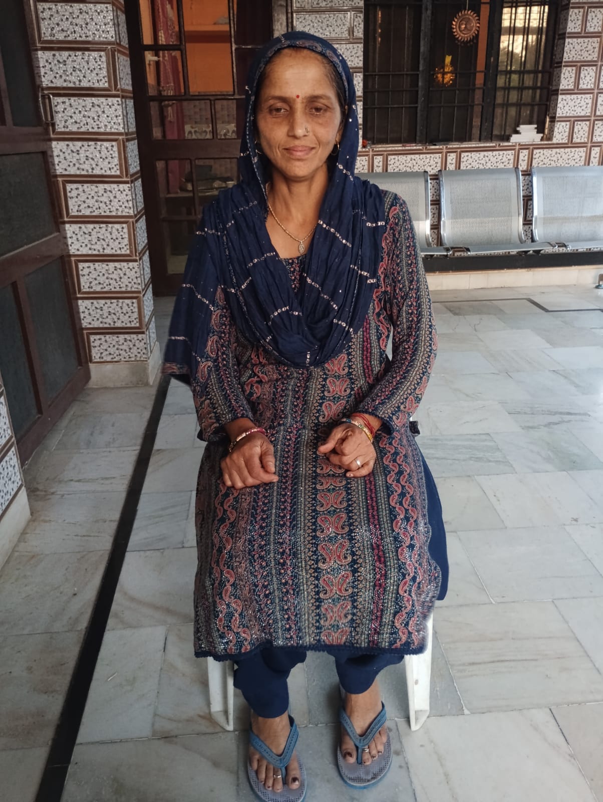 खिलां गांव में भू-स्खलन के कारण धंसी भूमि को दिखाते ग्रामीण। संवाद खिलां गांव में भू-स्खलन के कारण धंसी भूमि को दिखाते ग्रामीण। संवाद