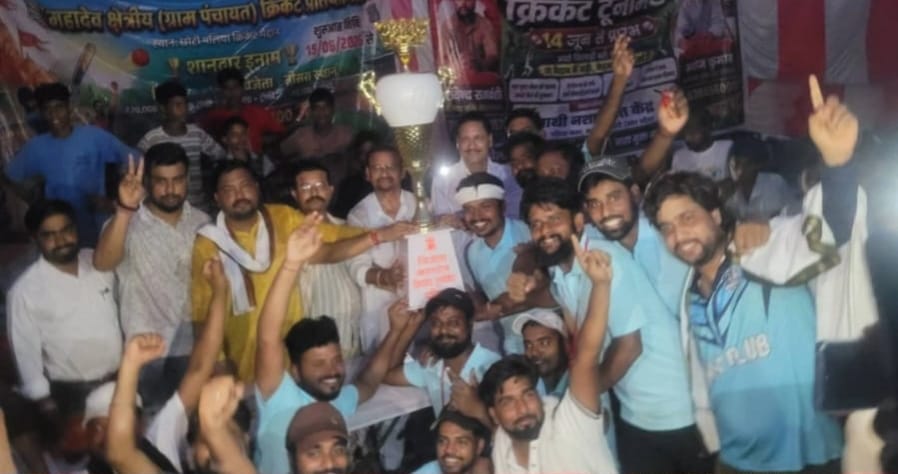 खिलाड़ी अर्जुन अंबाला को मैन ऑफ द मैच अवार्ड देते। स्रोत: आयोजक खिलाड़ी अर्जुन अंबाला को मैन ऑफ द मैच अवार्ड देते। स्रोत: आयोजक