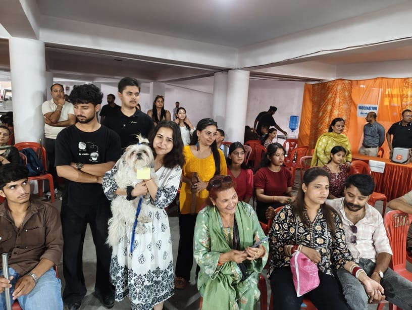 मां शूलिनी मेले के दौरान आयोजित डॉग शो के दौरान एंटी रेबीज वैक्सीन लगवाते हुए। संवाद