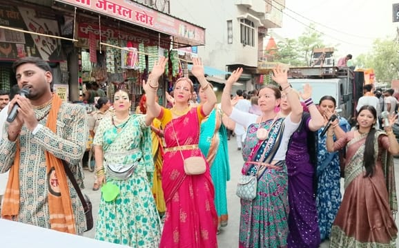 नजीबाबाद में श्री जगन्नाथ रथ यात्रा में रथ खींचते श्रद्धालु। संवाद